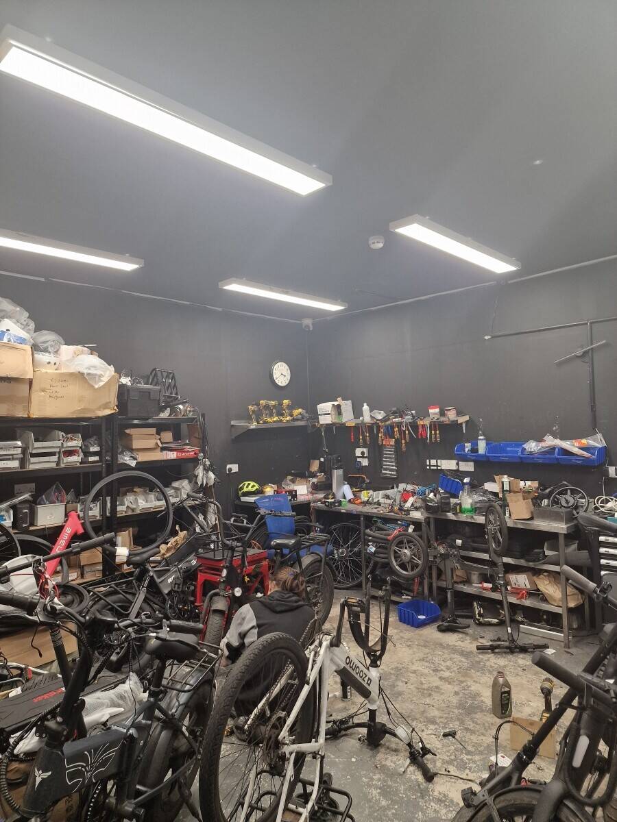 Retail Shop for Sale in Prime Golders Green High Street, City of London, Approx. 1,800 sq ft Photo 5