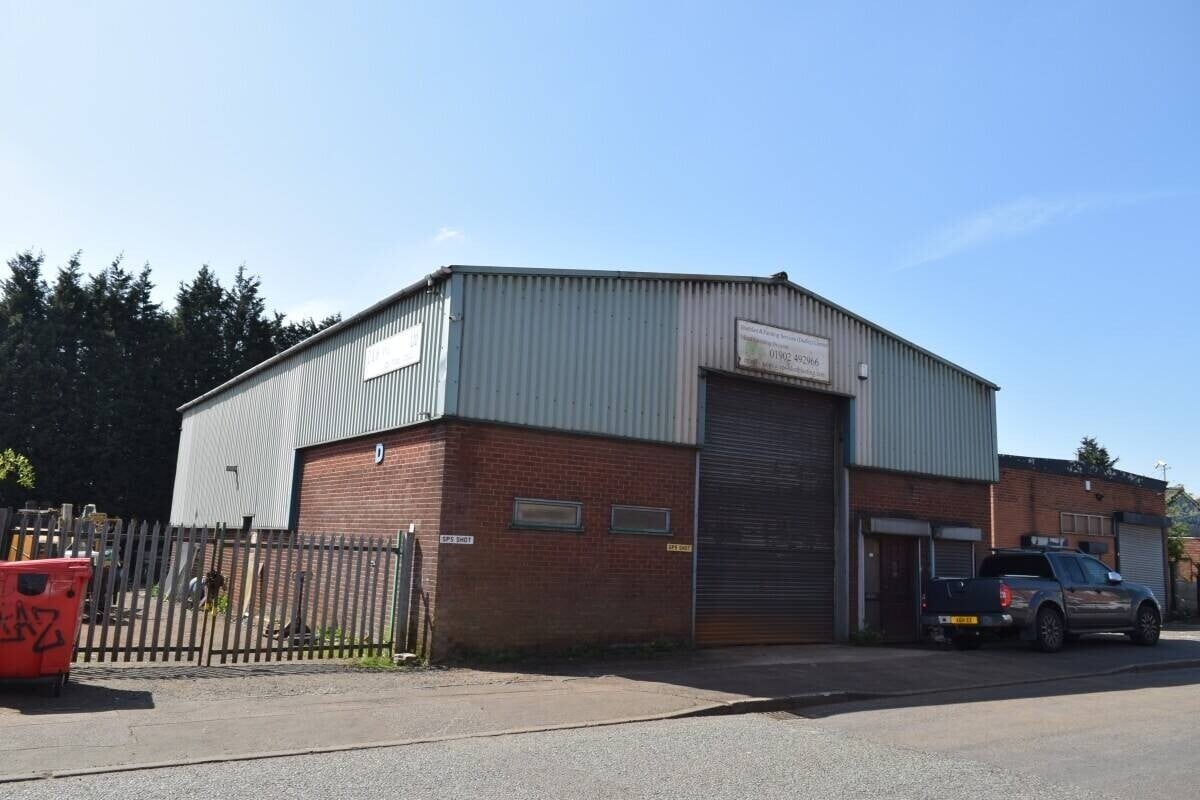 Factory unit with crane for sale in Bilston West Midlands offering 3,000 sq ft of space Photo 1