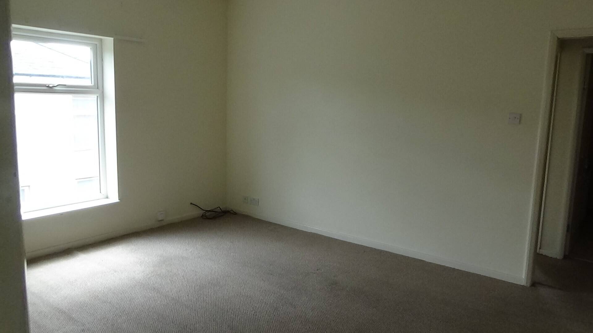To Let. Large Corner Sited Ground Floor Shop with Self Contained 3 Bedroom Flat Over - Rent £15,000 Photo 5