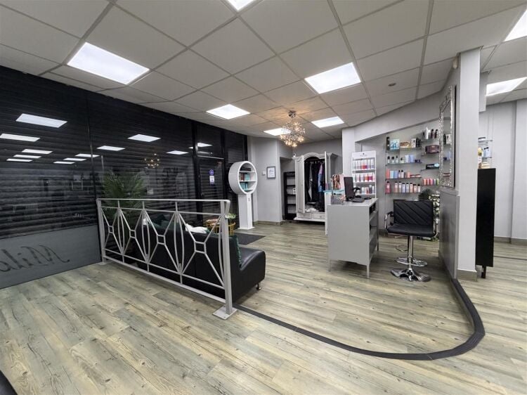 Fully fitted hair salon for sale in Bristol on Two Mile Hill Road, 600 sq ft with parking. Photo 5