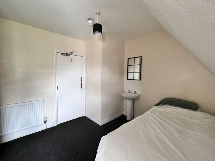 Prominent HMO in Bournemouth with 8 letting rooms and garden near key amenities Photo 5