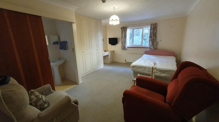 26-Bedroom Care Home in Poole Dorset on 0.6 Acres with Modern Amenities Photo 5