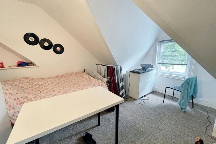 Three 2 Bedroom Apartments for Sale in Bournemouth Dorset with Garden and Nearby Amenities Photo 5