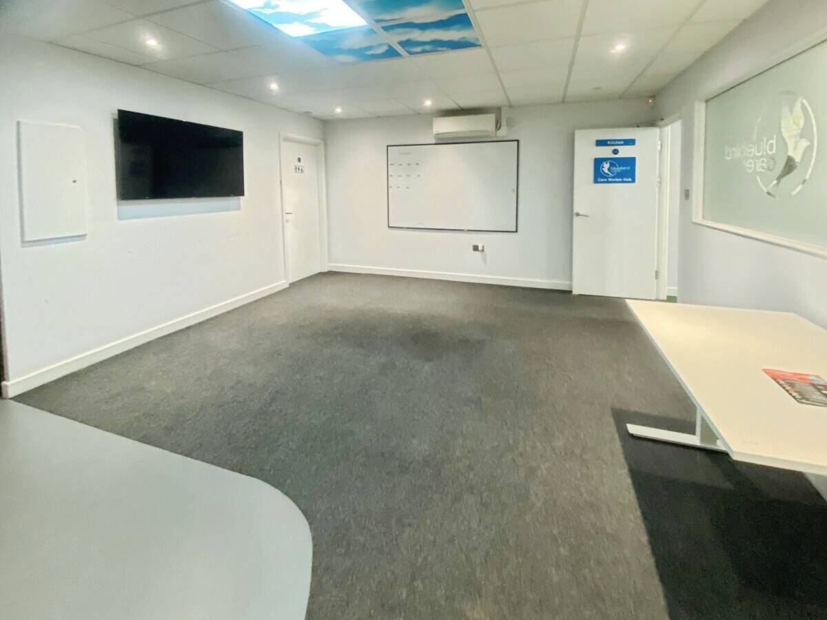 Mixed-use investment property in Benfleet Essex with commercial unit and residential flats Photo 5