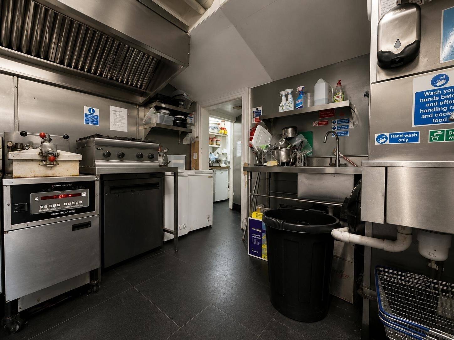 Fully Fitted Takeaway and Restaurant Available in Isleworth London Photo 5