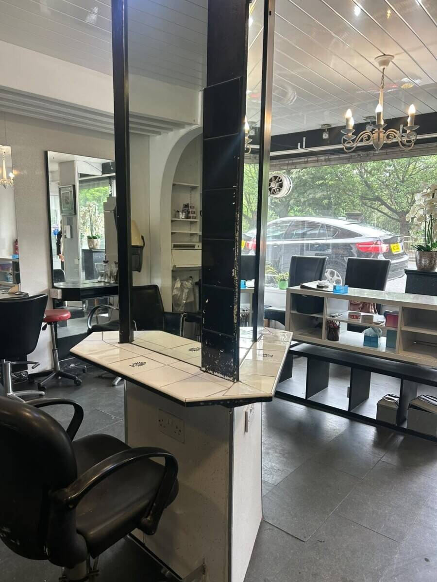 Freehold Commercial Property in Cathcart Glasgow Formerly Used as a Hair Salon for Sale Photo 5