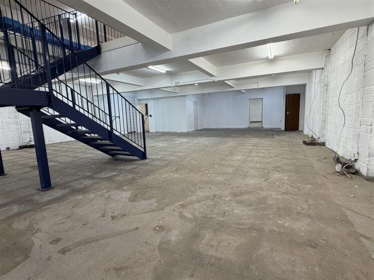 The property comprises a substantial retail unit extending to approximately 3,526 sq ft. Photo 5