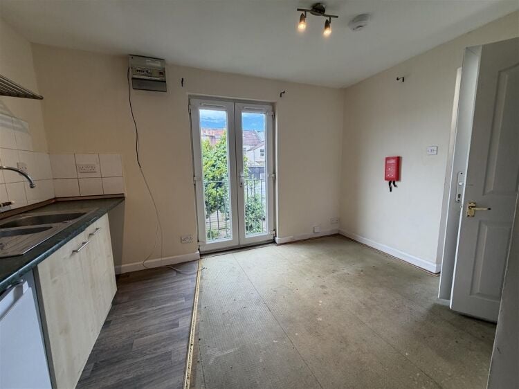 Mixed-use investment in Bristol with retail space, two studio apartments, and a garage Photo 5