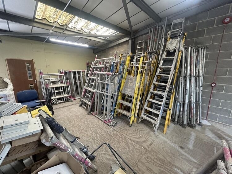 Modern industrial unit for sale in Bristol with office space and roller shutter access Photo 5