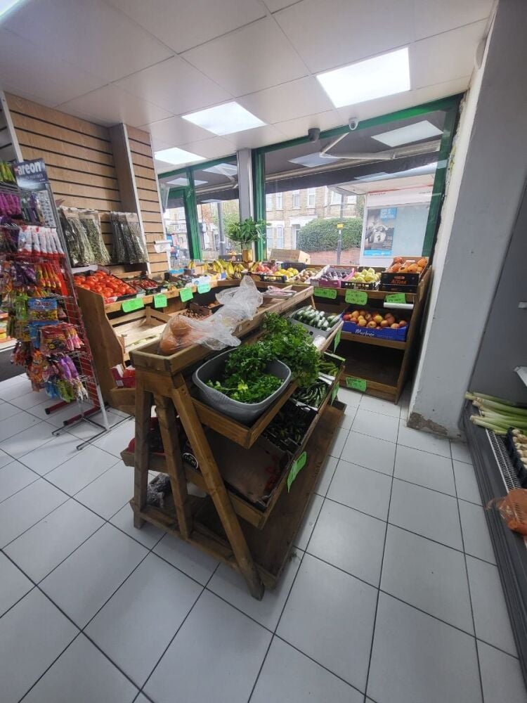 PRIME NORTH LONDON CONVENIENCE STORE FULLY REFURBISHED | HIGH TURNOVER | EXCELLENT GROWTH POTENTIAL /REF: CS0791 Photo 5