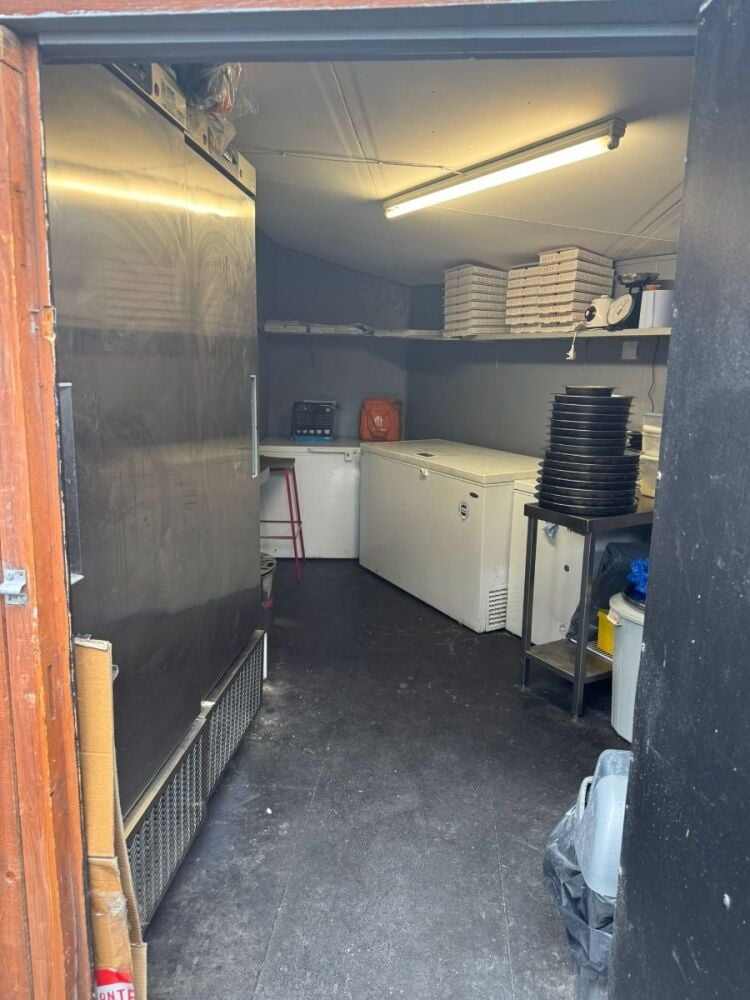 PROFITABLE PIZZA TAKEAWAY BUSINESS WITH HUGE POTENTIAL FOR SALE IN ESSEX/ Ref: CS0788 Photo 5