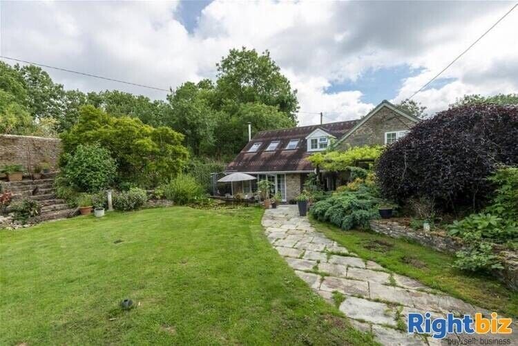 Charming 5 Bedroom Property with Licensed Kennels, Cattery and 12 Acres in Somerset Photo 5