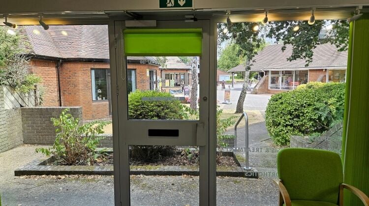 Standalone Medical Unit for Sale in Central Ferndown, Dorset, 538 sq ft with Parking Spaces Photo 5