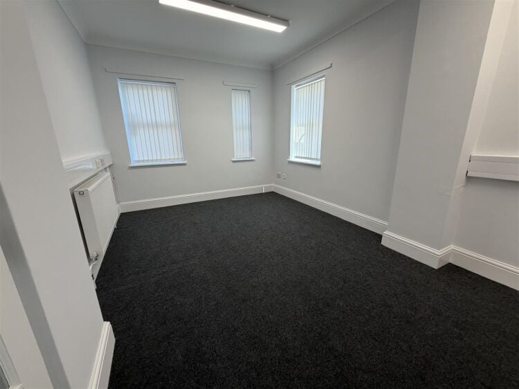 Recently redecorated offices available in Portishead Somerset, offering 537 sq ft of flexible space Photo 5