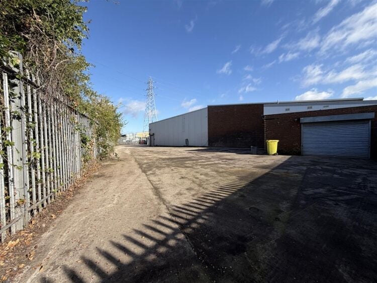 An end of terrace industrial unit measuring approximately 4,030 ft² (374.4 m²) with additional mezzanine storage. the unit benefits from a s Photo 5