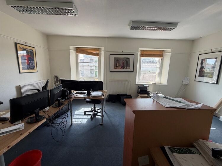 A self contained top floor office of approximately 820 ft² / 76 m² located in a prime trading position on whiteladies road. Photo 5