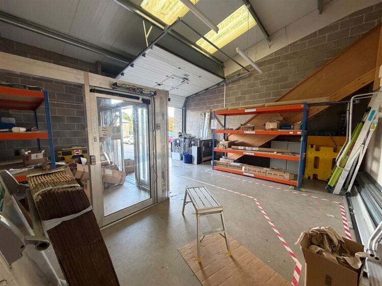 A modern light industrial unit of approximately 1,939 ft² , with further mezzanine storage of approx. 1,484 ft². the unit benefits from roll Photo 5