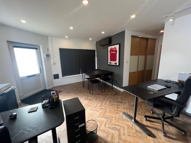 A modern shop/office of approximately 485 ft² benefiting from air conditioning, kitchen and toilet facilities. in addition, an off street parking Photo 5