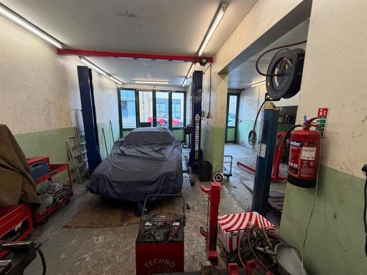 Prominent 2,000 ft² garage unit for sale on West Street, Bedminster, Bristol Photo 5