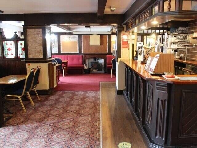 Joiners Arms Public House in Swansea: Spacious Bar Areas, 3-Bedroom Accommodation, Large Gardens Photo 5