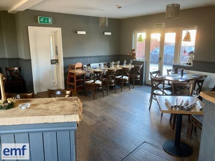 Prime Commercial Investment Property in Thriving Honiton, Devon - Substantial Site with Bar, Restau Photo 4