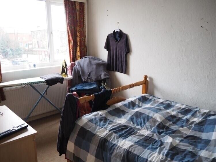 Two-Bedroom Detached House in Central Morley, Leeds, Near Amenities, with Garage and Patio Photo 5