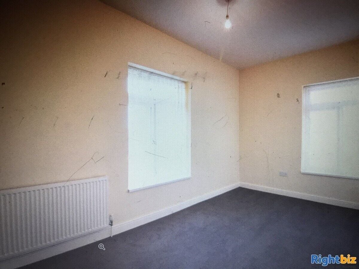 Leeds Property Alert: Freehold Shop Unit with Flat Above for Sale! Photo 5