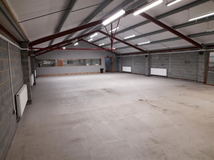 Prime Commercial Unit in Grimsby Perfect for Various Uses Photo 5