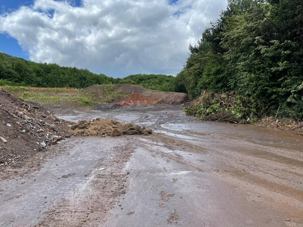 Vast Land with Quarry, Office, and Garage Ideal for Haulage, Waste Management, or Housing Developme Photo 5