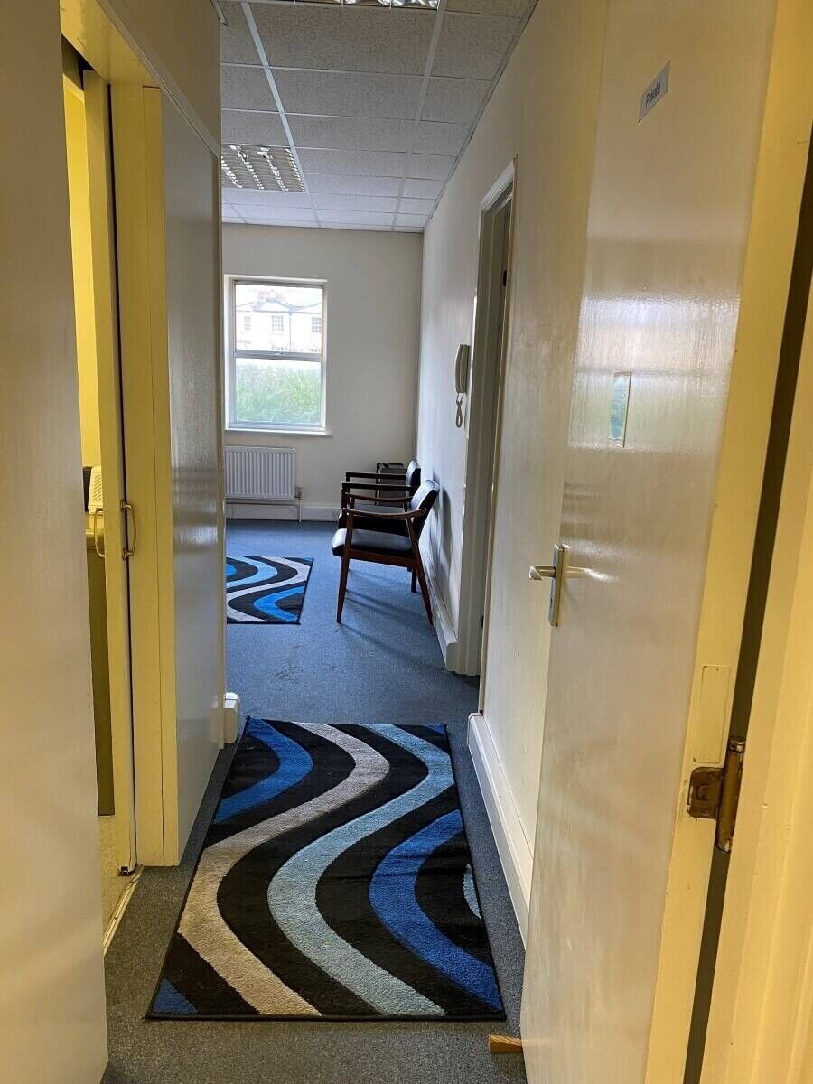 OFFICE TO LET - UTILITIES & RATES INCLUDED - 2 LARGE OFFICES - SOUTH ST, READING Photo 5