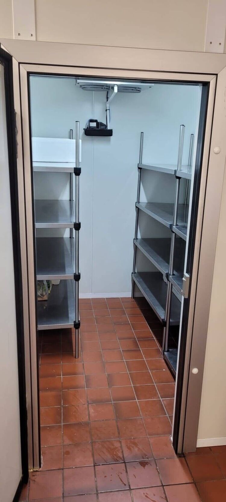 Prime Commercial Property in Waltham Abbey - Ideal for Catering Businesses Photo 5