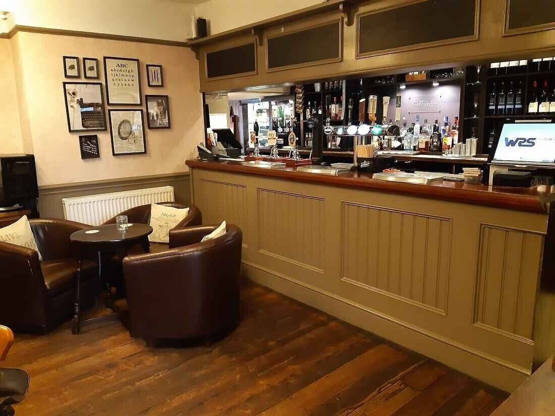 Freehold Freehouse with Accommodation in Charming Berkshire Village Photo 5