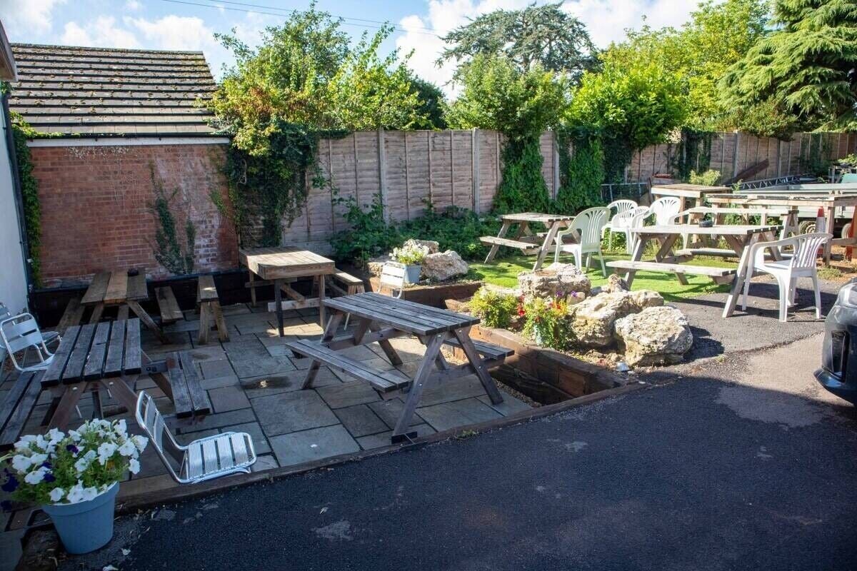 Prime Hertfordshire Pub with Massive Development Potential & Six Bedrooms Photo 6