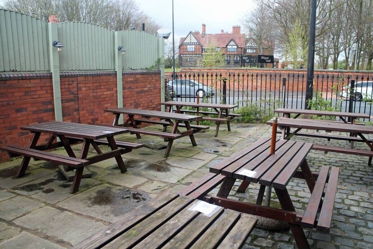 Characterful Property in Wigan Town Centre, Huge Potential with 8-bed Accommodation Photo 6