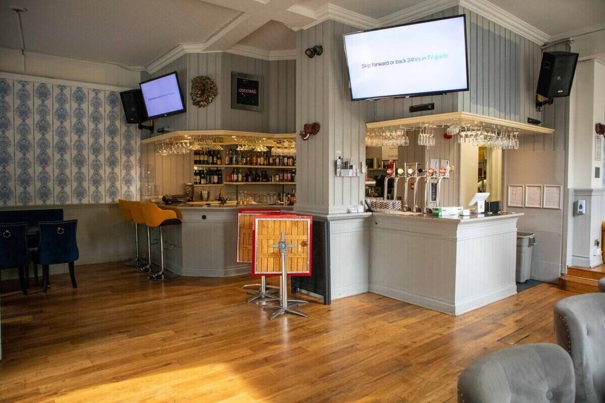 Prime London Gastropub and Hotel Freehold Opportunity for Sale Photo 6
