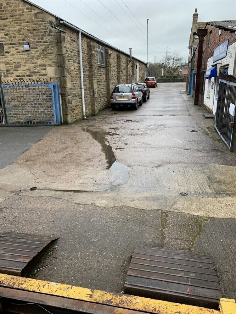 Versatile Freehold Commercial Property in Huddersfield, Ideal for Various Ventures Photo 6