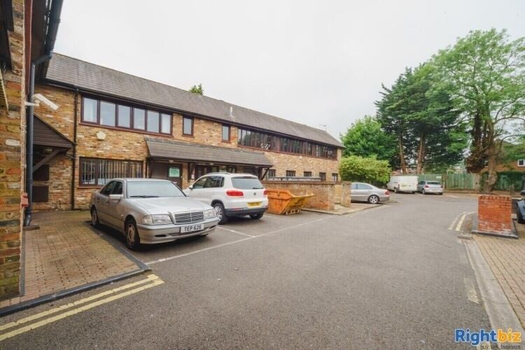 Immaculate 750 sq ft Office Space in Harefield, London for Sale Photo 6