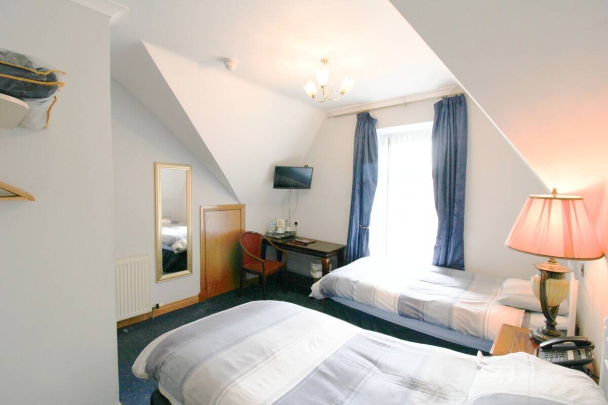 Highly Popular Villa Hotel in Prime Hamilton Location Now on Sale Photo 6
