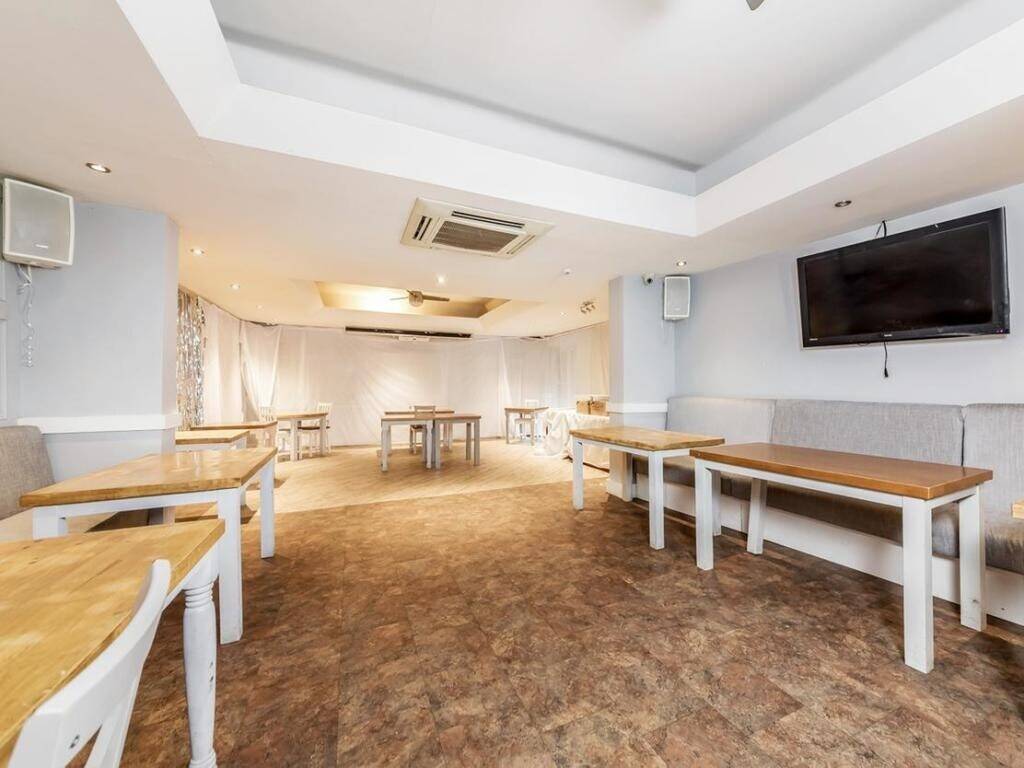 17th Century Freehold Country Pub in Barton le Clay, Bedfordshire with High Trade Potential Photo 5