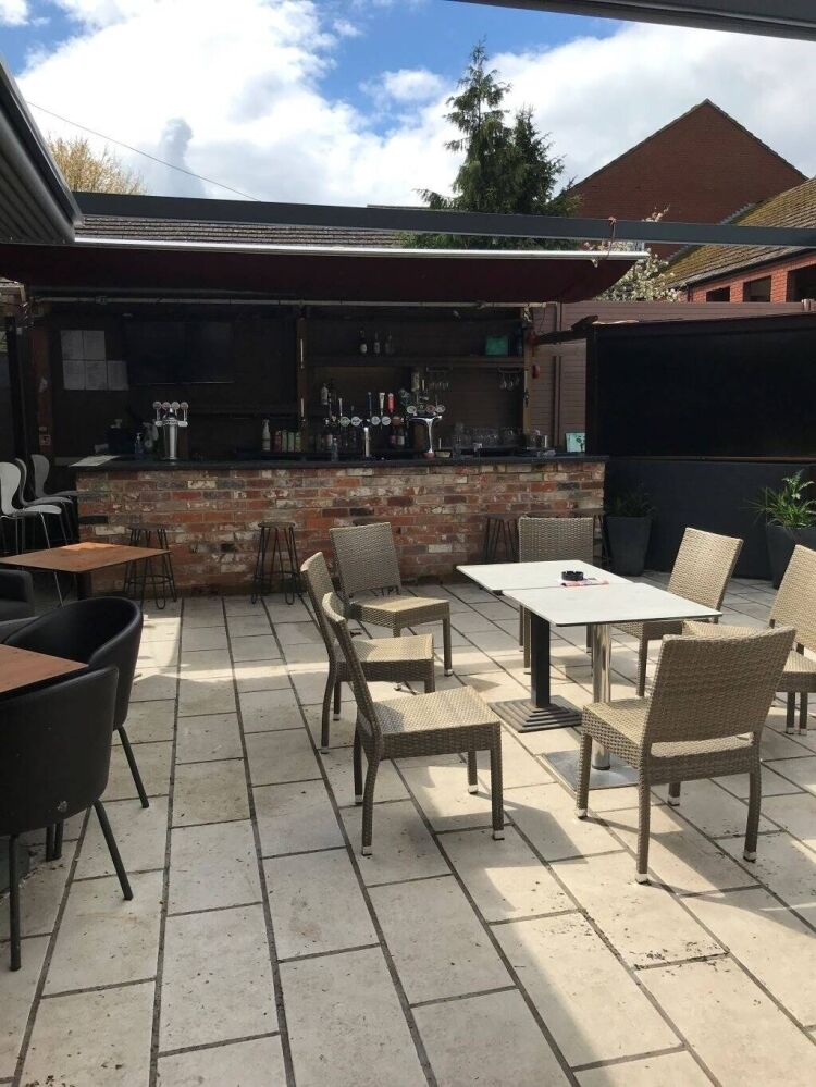 Modern Sports Pub and Four Bedroom Flat Seeking New Ownership in Reading Berkshire Photo 6
