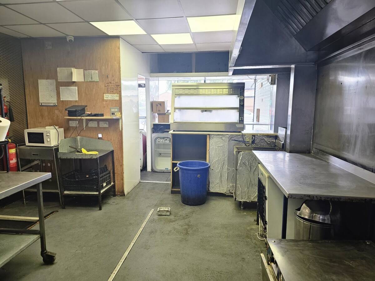 Prime Leeds Takeaway Property Available for Rent, Fully Equipped and Ready for Business Photo 6