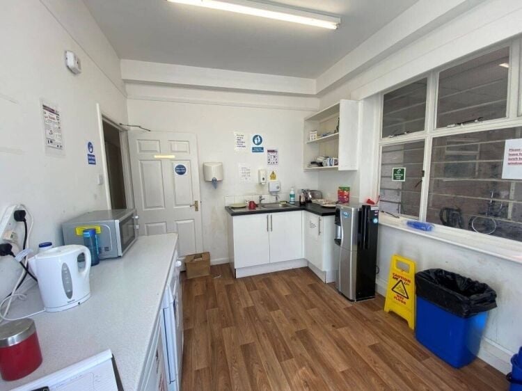 Spacious Office Unit Available for Lease on Oxford Road, Reading - Includes Parking & Amenities Photo 6