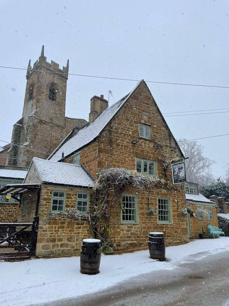 Historic 17th Century Oxfordshire Village Pub with Accommodation and Gardens for Sale Photo 5
