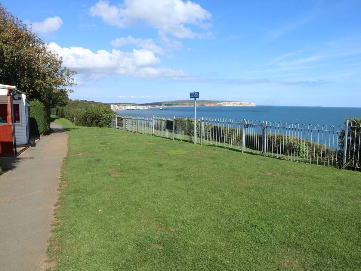 Unique Opportunity to Own a Cliffside Coastal Café in Scenic Shanklin, Isle of Wight Photo 6