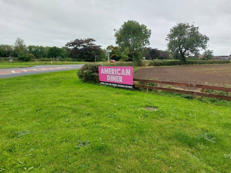 Roadside American Diner / Showroom with Ample Parking Available for Rent Near York Photo 6