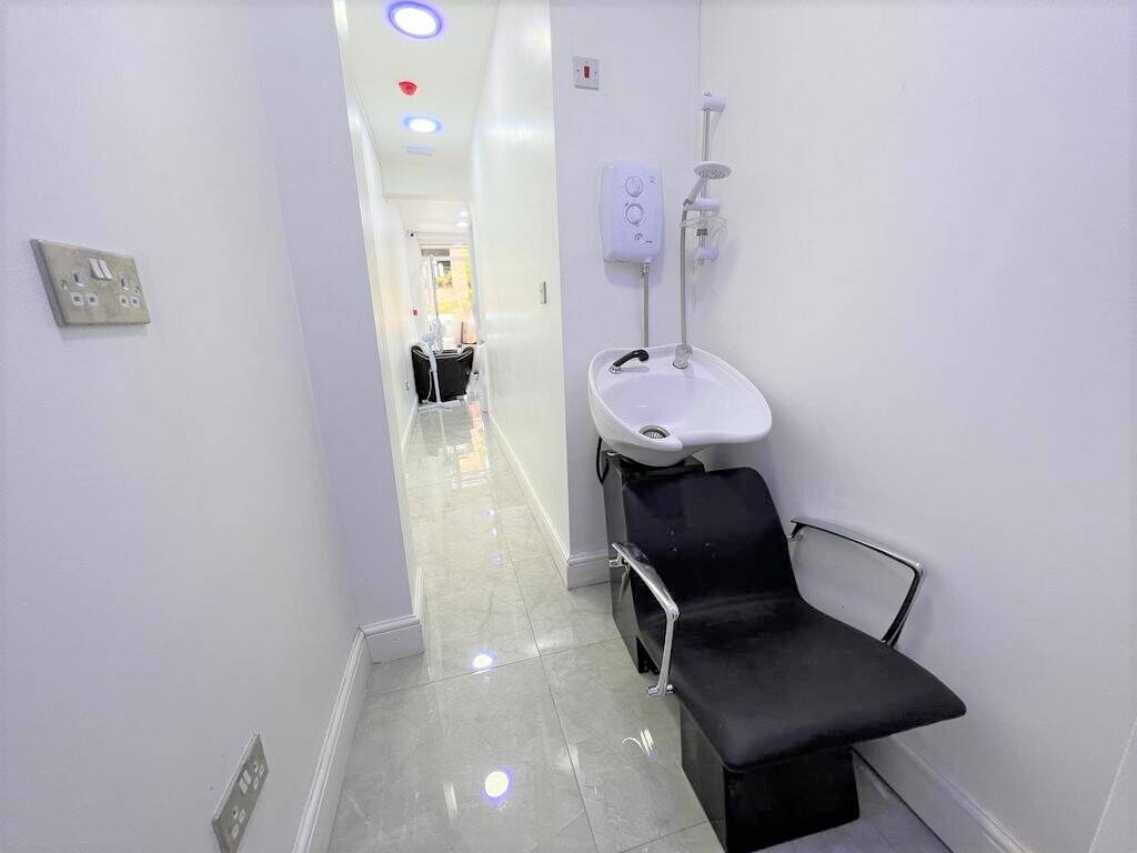 Prime Retail Space Available Near Canning Town, Ideal for Various Businesses Photo 6