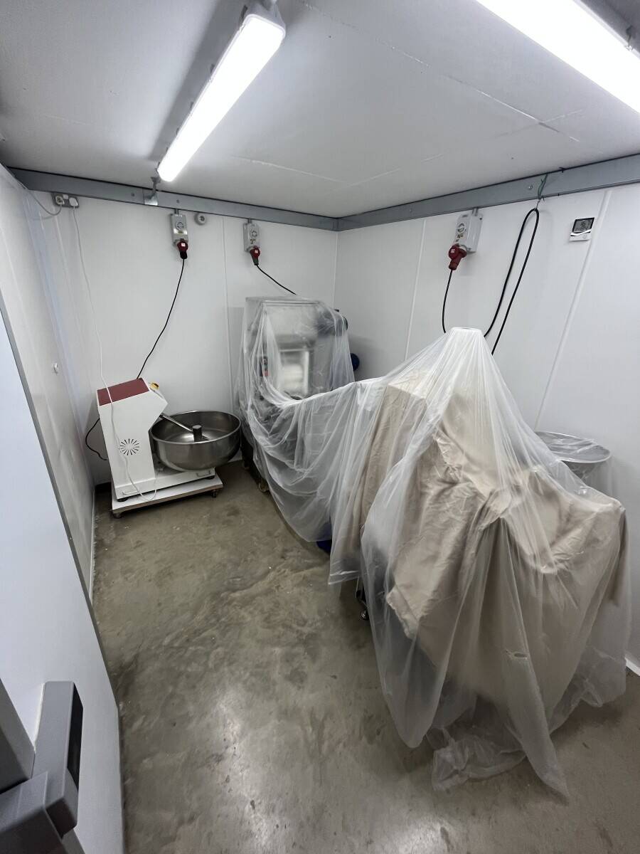 Rent a Warehouse with Cold Storage for Food Production in Hackney, London E8 Photo 6