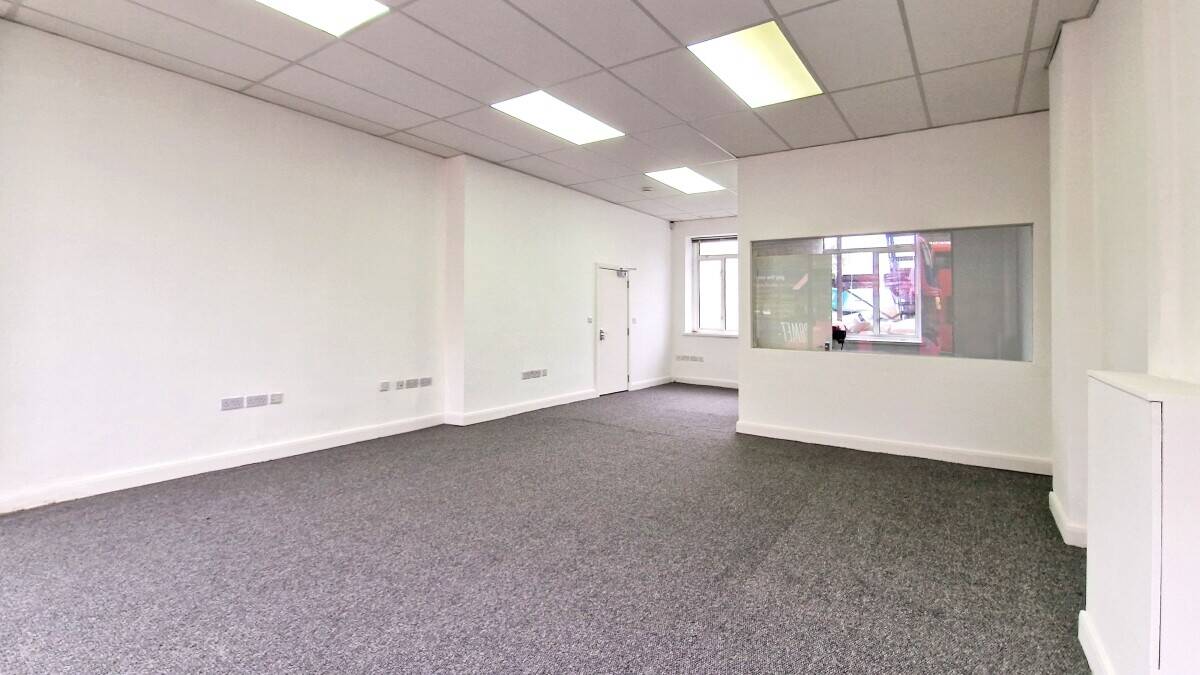 Prime High Street Retail Space Available for Lease in Vibrant Edgware Photo 6