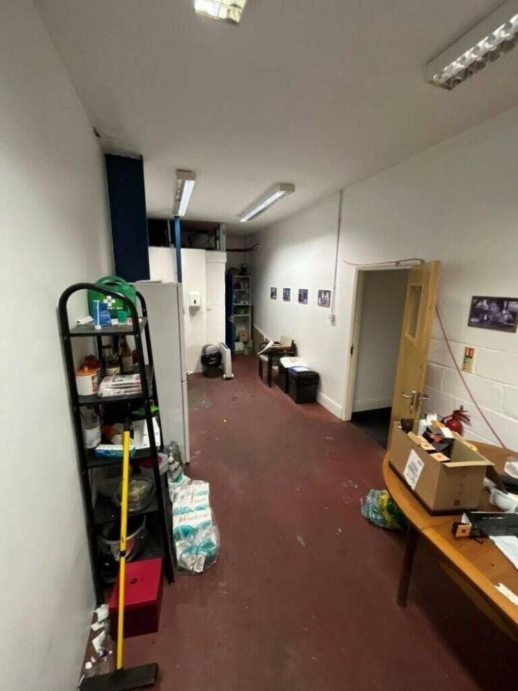 Spacious Multi-Use Warehouse in Surbiton, London with Parking and Excellent Access Photo 6