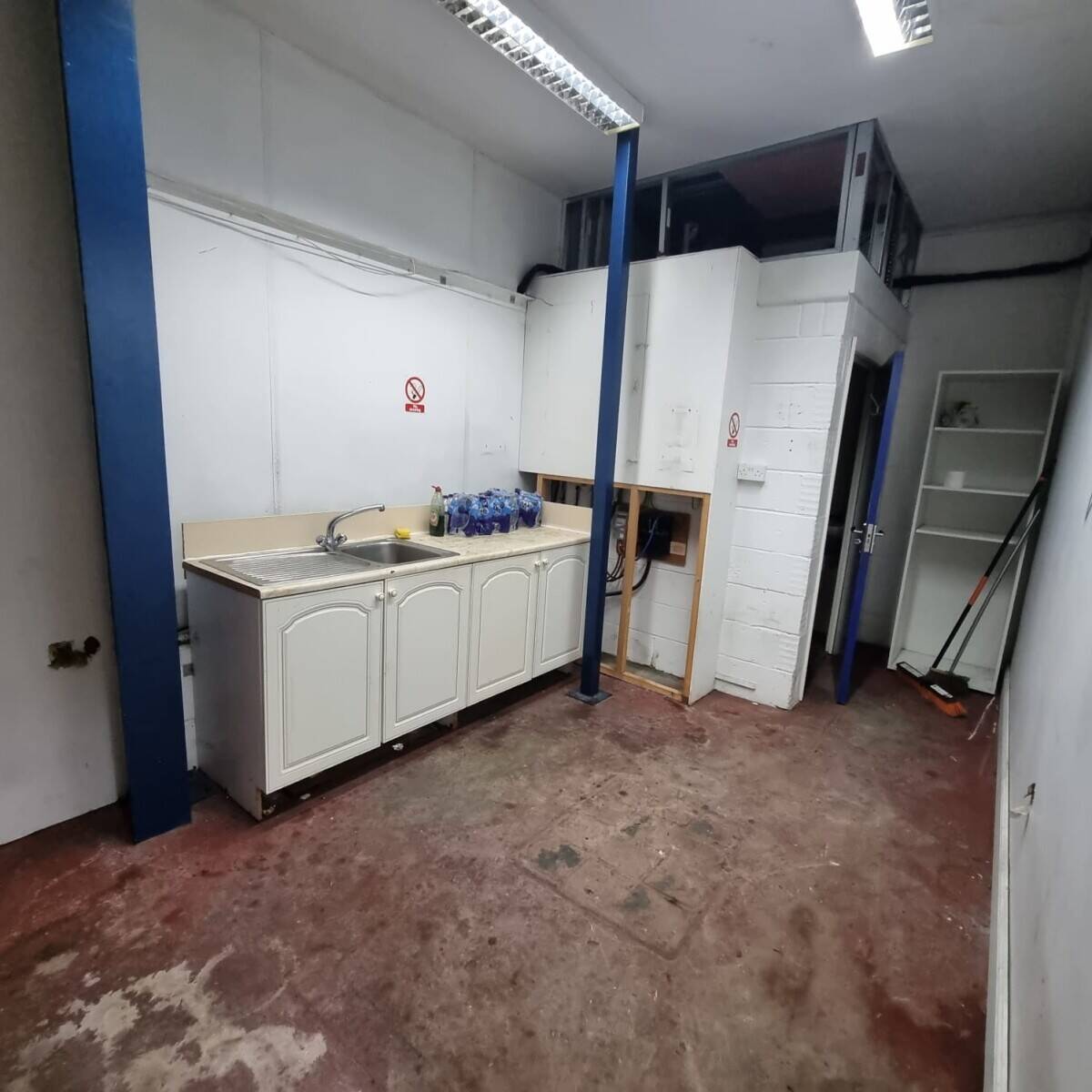 Spacious Multi-Use Warehouse Available for Rent in Surbiton London Photo 5